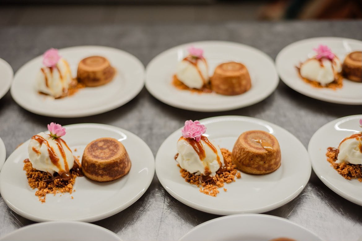 Sobremesas com sorvete e calda de doce de leite servidas em casamento
