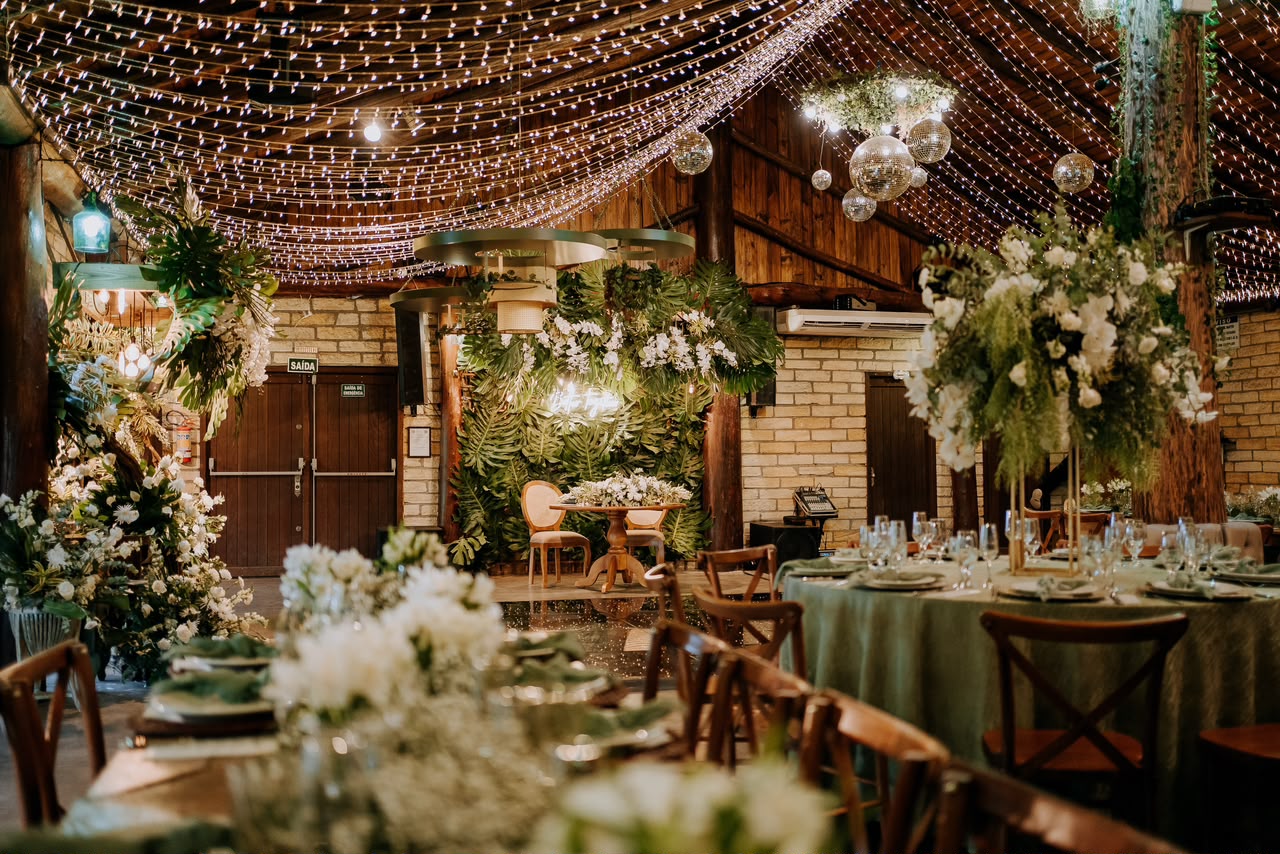 Salão principal com decoração floral e mesas redondas
